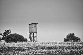 Jägerstand auf dem Feld im Herbst